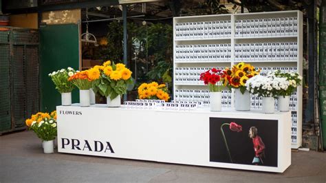 prada regala fiori milano|Il Prada flower market dedicato al beauty torna a Milano a settembre.